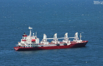 Возле Южной Кореи после взрыва загорелось российское судно