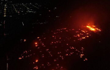 Масштабна пожежа в РФ ”пожирає” селище, знищено понад 100 будинків: кадри Масштабна пожежа в РФ ”пожирає” селище, знищено понад 100 будинків: кадри