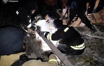 Россияне нанесли удар по Сумской области: один человек погиб, еще один - ранен (фото) Россияне нанесли удар по Сумской области: один человек погиб, еще один - ранен (фото)