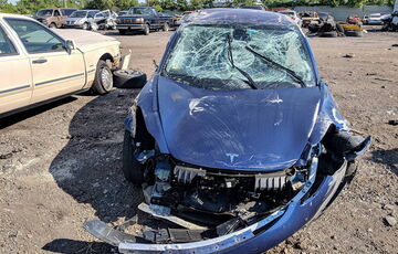 Владельцы Tesla оказались худшими водителями в США