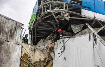 Рятувальники показали наслідки обстрілу Сум Рятувальники показали наслідки обстрілу Сум