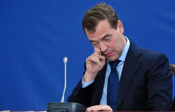 Медведев обиделся из-за слов Зеленского о Путине: ”цирковая собачка, тявкающая у ног хозяина” Медведев обиделся из-за слов Зеленского о Путине: ”цирковая собачка, тявкающая у ног хозяина”