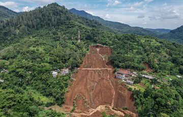 Из-за оползня в Индонезии погибли десятки человек