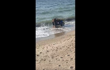 Туалети, машини, меблі: на одеські пляжі викидає речі із затоплених будинків херсонців