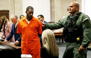 Певца R&B Р. Келли признали виновным Певца R&B Р. Келли признали виновным