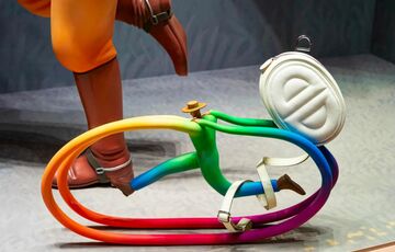 Украинский художник украсил витрины магазина бренда Hermes в Японии