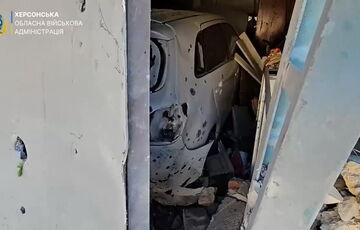 В Херсоне россияне сбросили взрывчатку с дрона на маршрутку: двое пострадавших