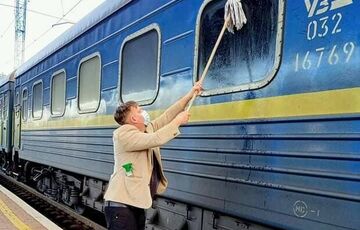 Обурений брудом поїзда УЗ іноземець сам помив вікно вагона свого купе - Facebook