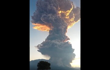 В Индонезии начал извержение вулкан Левотоби, он выбросил облако пепла на высоту в 11 км