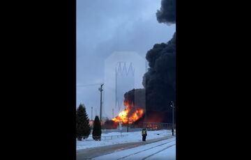В России горит нефтебаза после атаки дрона: видео В России горит нефтебаза после атаки дрона: видео