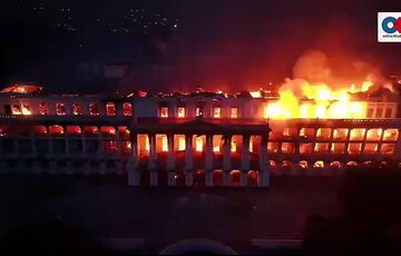 У Непалі протестувальники спалили два 100-річні палаци, в яких працювали політики У Непалі протестувальники спалили два 100-річні палаци, в яких працювали політики