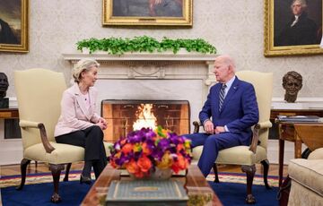 Байден та фон дер Ляйєн обговорили схвалення ЄС фінансової допомоги Україні  Байден та фон дер Ляйєн обговорили схвалення ЄС фінансової допомоги Україні