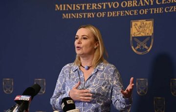 Міністр оборони Чехії потрапила в ДТП Міністр оборони Чехії потрапила в ДТП