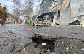 Россияне сбросили взрывчатку с дрона на людей, которые стояли возле магазина в Херсоне Россияне сбросили взрывчатку с дрона на людей, которые стояли возле магазина в Херсоне