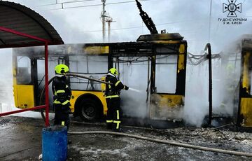 У Києві загорівся тролейбус із пасажирами