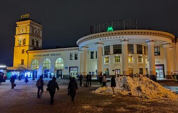 Одну зі станцій метро в Києві закрили через підозрілий пакет