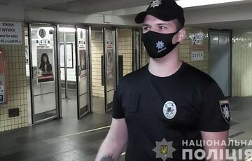 Поліцейський на станції метро врятував пасажира з серцевим нападом за допомогою дефібрилятора Поліцейський на станції метро врятував пасажира з серцевим нападом за допомогою дефібрилятора