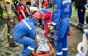 У ДСНС показали кадри порятунку чоловіка з-під завалів будинку у Києві