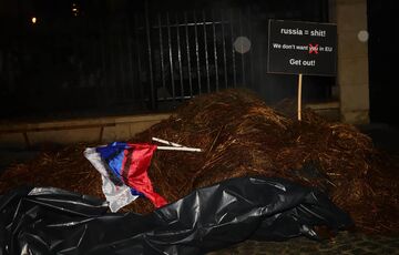 Під будинком російського посла в Польщі активісти висипали купу гною