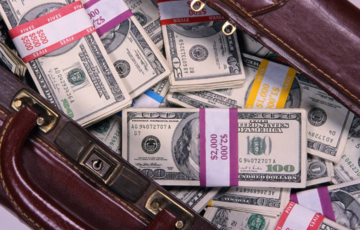 Пограничники поймали ”миллионера”, который пытался перелезть через забор в Словакию