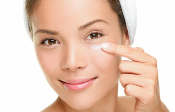 Секреты красоты: как сохранить молодость кожи вокруг глаз