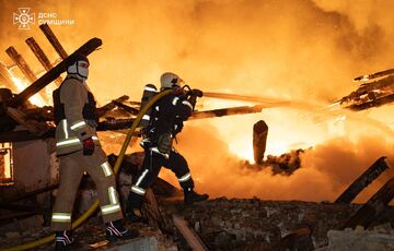 В Сумах из-за атаки дронов вспыхнул масштабный пожар В Сумах из-за атаки дронов вспыхнул масштабный пожар