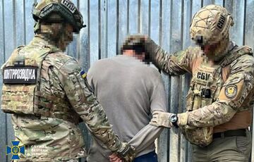 У Херсоні затримали російського агента, який корегував авіаудари по місту У Херсоні затримали російського агента, який корегував авіаудари по місту