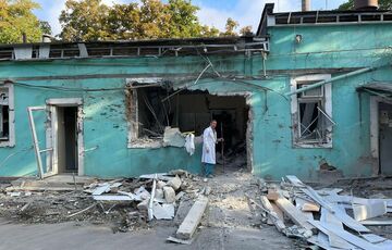 Россияне повторно обстреляли больницу в Херсоне, где накануне убили врача: пострадал морг
