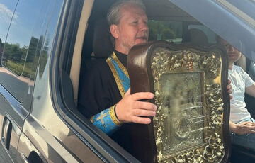 В России священники с иконой и молитвами против вторжения ВСУ объехали Брянск В России священники с иконой и молитвами против вторжения ВСУ объехали Брянск