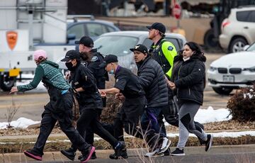 Стрельба у супермаркета в США: убиты посетители и полицейский - ВИДЕО