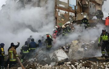 В Харькове из-под завалов дома достали тела еще двух человек