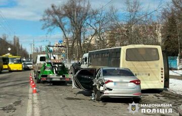 Пьяный водитель врезался в маршрутку в Киеве Пьяный водитель врезался в маршрутку в Киеве
