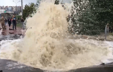 Стовп води на кілька метрів: у Києві стався потужний прорив трубопроводу (відео)
