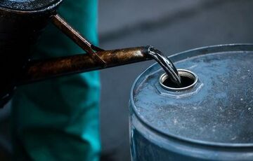 Цена на нефть стремительно падает после локдауна в азиатских странах Цена на нефть стремительно падает после локдауна в азиатских странах