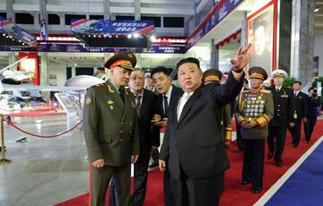 Ким Чен Ын встретился с Шойгу на выставке оружия