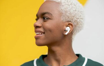 Apple хочет оснастить AirPods камерами