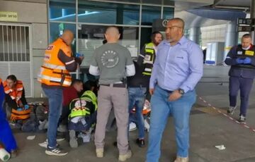 В Израиле нападающий с ножом набросился на прохожих В Израиле нападающий с ножом набросился на прохожих