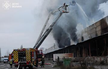 В Луцке после российской атаки горит продуктовый склад: фото, видео