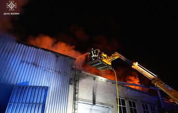 Через російський удар на Волині виникла масштабна пожежа Через російський удар на Волині виникла масштабна пожежа