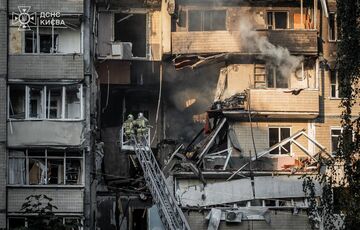 Росіяни вдарили по багатоповерхівці в Києві Росіяни вдарили по багатоповерхівці в Києві