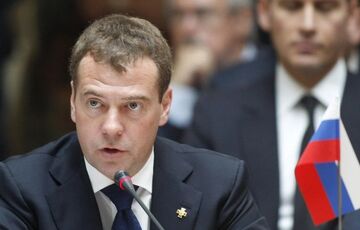 ”Нужно искать нестандартные цели”: Медведев занервничал из-за атаки БПЛА по Москве 