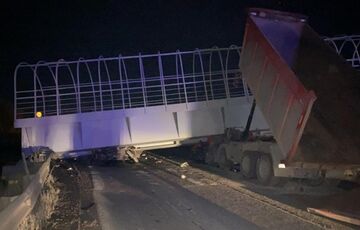 У Росії пішохідний міст розчавив два автомобіля