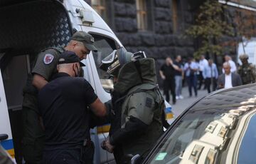Мужчина угрожает подорвать гранату в здании Кабмина Мужчина угрожает подорвать гранату в здании Кабмина