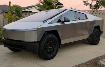 Tesla уцінює старі моделі Cybertruck і скорочує виробництво