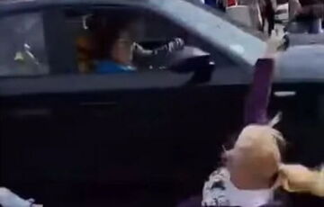 Автомобіль в'їхав у натовп на протесті у Белграді: відео