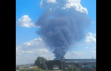 В Волгограде над НПЗ поднимается столб густого черного дыма (кадры) В Волгограде над НПЗ поднимается столб густого черного дыма (кадры)