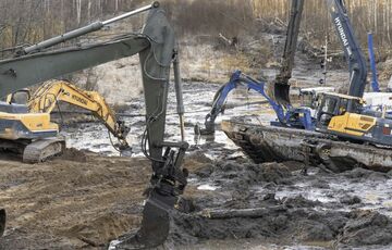 В Литве из болота достали бронемашину пропавших военных США В Литве из болота достали бронемашину пропавших военных США