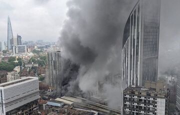 На залізничній станції в Лондоні спалахнула сильна пожежа - ВІДЕО На залізничній станції в Лондоні спалахнула сильна пожежа - ВІДЕО