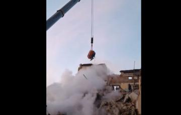 З-під завалів будинку у Тернополі дістали живу людину: відео