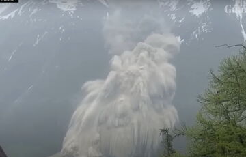 В швейцарских Альпах откололся ледник: мощный поток льда и грязи уничтожил целую деревню (видео)